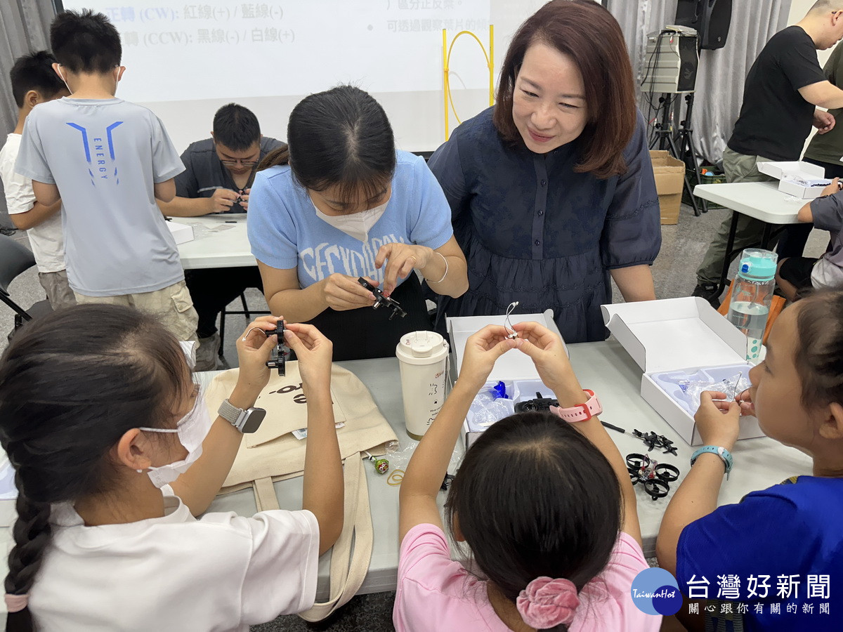 羅美玲立委支持大家共同培養學童對新興產業的興趣。(記者扶小萍攝)