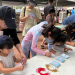 苗栗縣「逐浪季－海風傳情」活動-參與民眾於海風傳情牆寫下思念與願望，透過活動互動傳遞祝福與情感。(圖/苗栗縣政府)