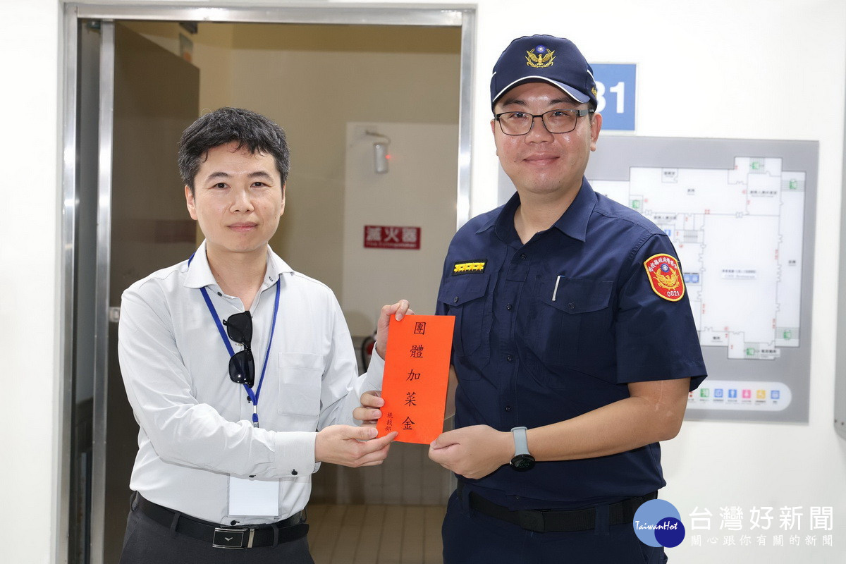 韌性建設司副司長陳坤中致贈加菜金。(縣府提供)<br />