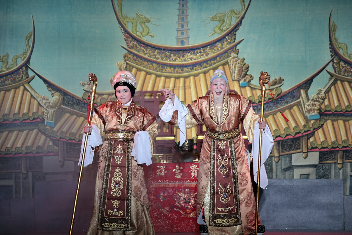 歌仔戲《土地公傳奇‧親人‧情人》8/14青溪公園市民廣場精彩演出。<br />

