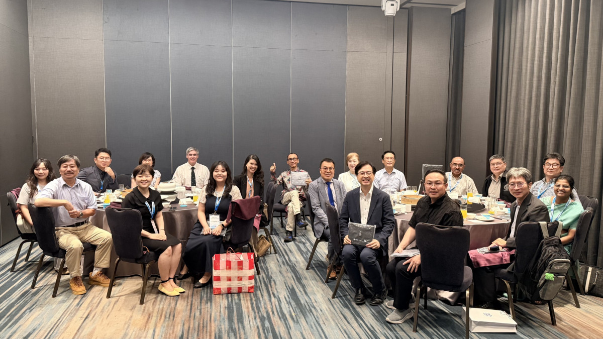 中原大學吳宗遠副校長(前排右一)與校內主管特於交流晚宴親自接待ACUCA各國代表與貴賓,現場熱烈互動,展現會員大學間深厚的跨國情誼與合作共識