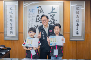 張市長與學童進行公文蓋章。
