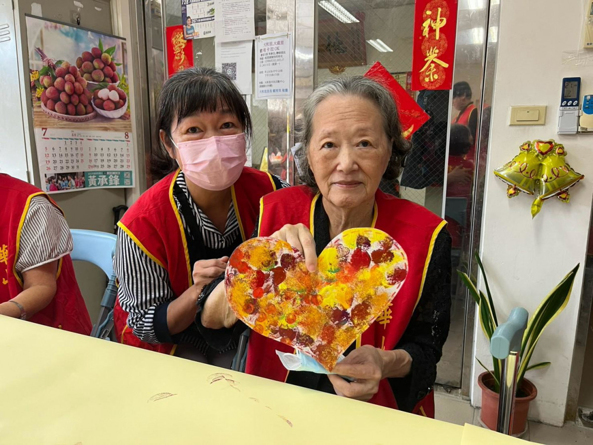 桃園八德的張奶奶,因華山到宅服務車協助接送探視因病入住新屋區養護中心的妹妹,牽起兩地的思念,特將感謝之意融入美麗色彩填滿整個愛心