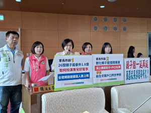張芬郁（中）等議員關切台中親子館管理問題