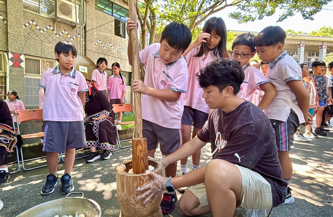 圖說:人和國小於學期末舉辦進倉祭,帶領孩子學習製作小米麻糬。
