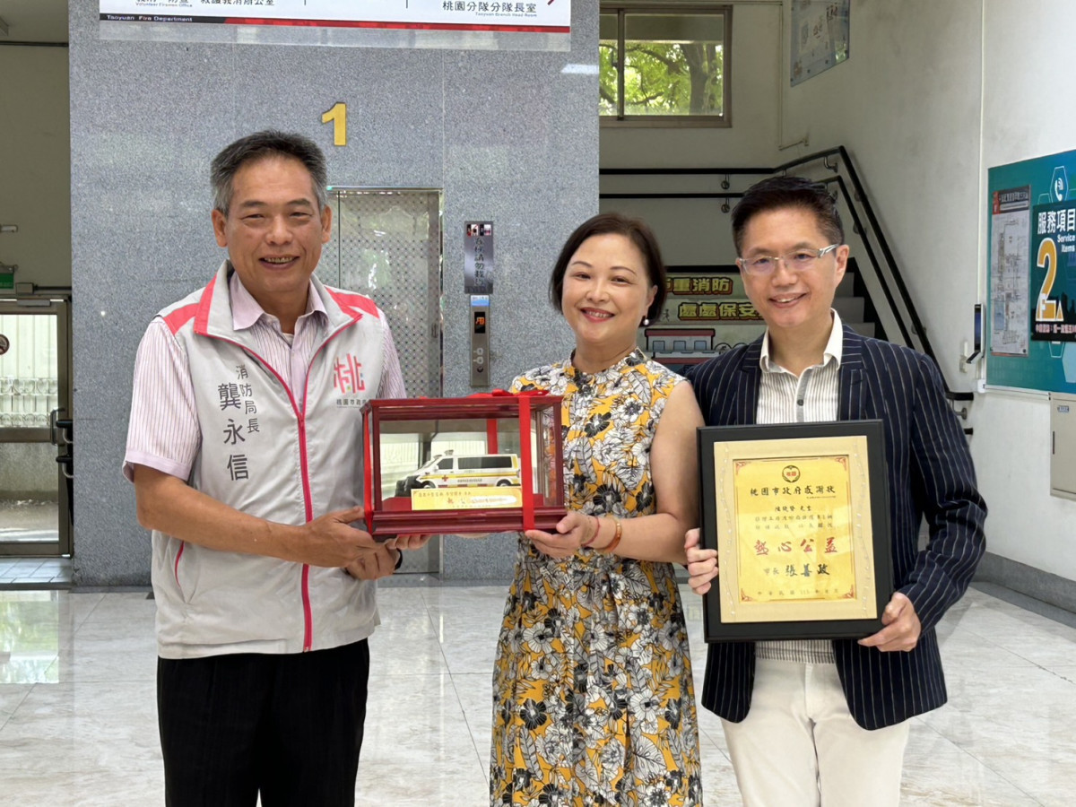 龔永信局長致贈感謝狀。
