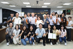 嘉義市府團段日前於2026 IASE影響力創新獎一舉奪下非六都最高榮譽「城市影響力治理獎」，並在「城市跨域教育類」勇奪1項首獎、3項楷模獎及1項入圍獎／嘉義市府提供