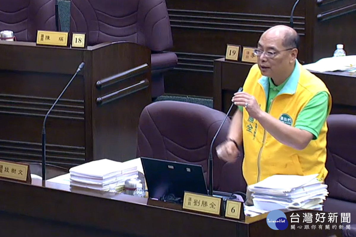關心社福政策，桃園市議員劉勝全於議事堂上進行質詢。<br />
<br />
