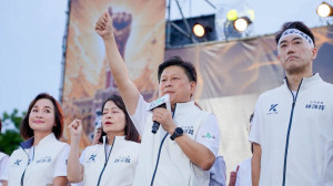 中國國民黨立法院黨團總召傅崐萁﻿（中）。（圖／資料照片，圖源：翻攝自傅崐萁Facebook）