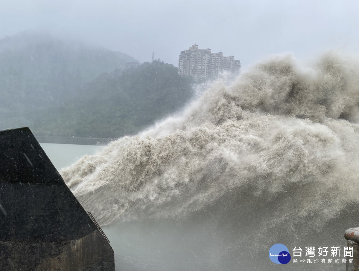 石門水庫排洪隧道放水狀況。