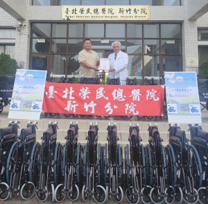 臺北榮總新竹分院陳曾基院長(右一)、云奕營造有限公司盧奕賓(右二)。