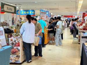 SOGO豐臺灣好物展熱鬧登場，一開展就有不少民眾選購。