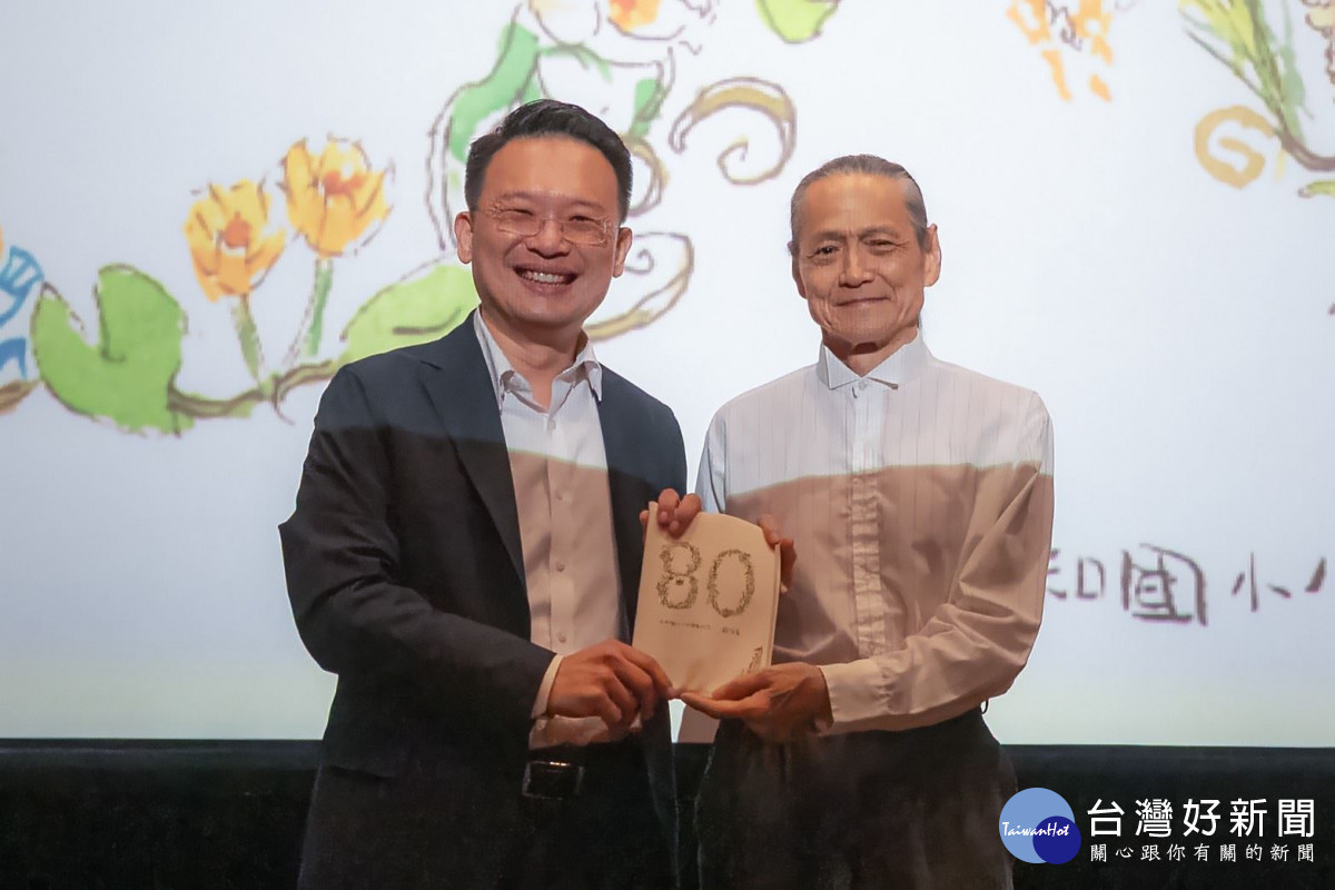 蘇俊賓製作紀念筆記本致贈楊立國導演、褚明仁董事長及知名作家鍾延威。<br />
<br />