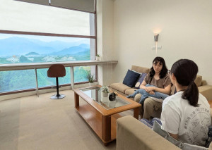 暨大「療癒系」諮商空間可透過窗景，將廣闊的校園草坪與層疊山景盡收眼底。（圖/暨大提供）