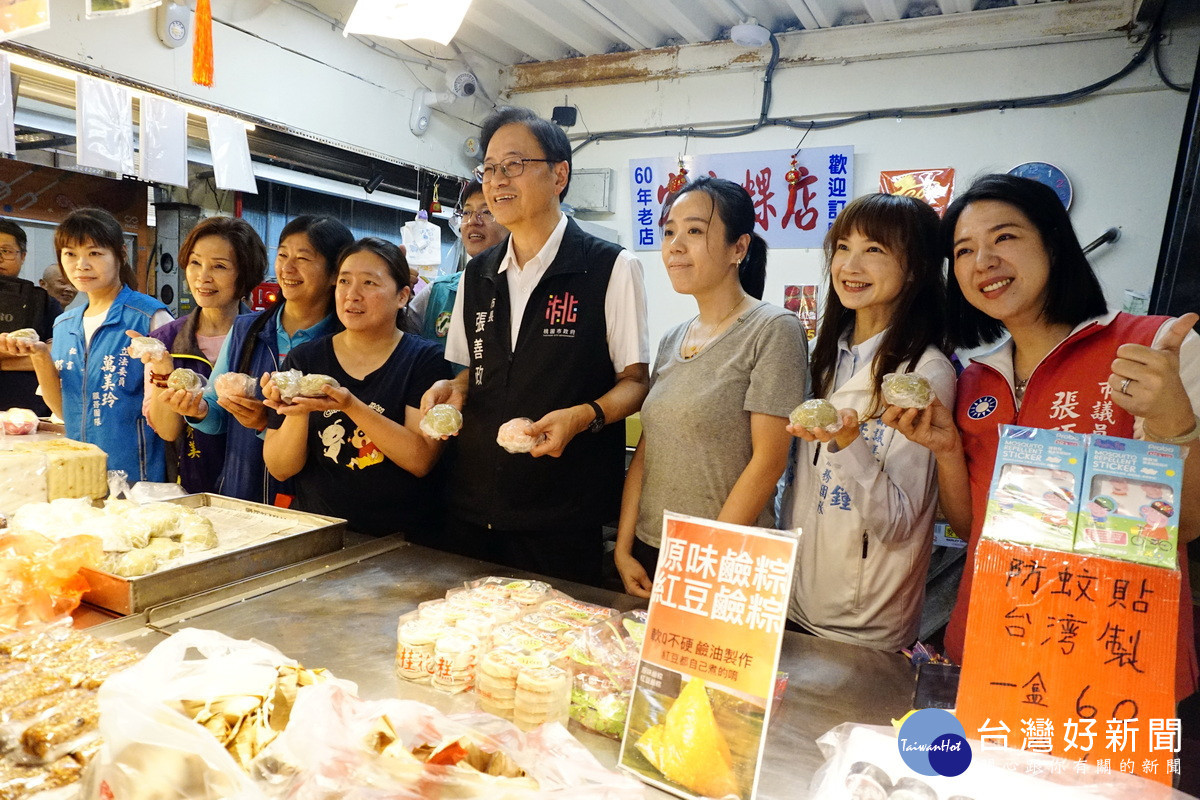 桃園市長張善政出席「桃園好市應援祭開幕日」活動與攤商們互動祝福生意興隆。