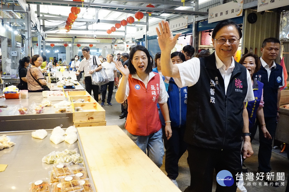 桃園市長張善政出席「桃園好市應援祭開幕日」活動與攤商們互動祝福生意興隆。