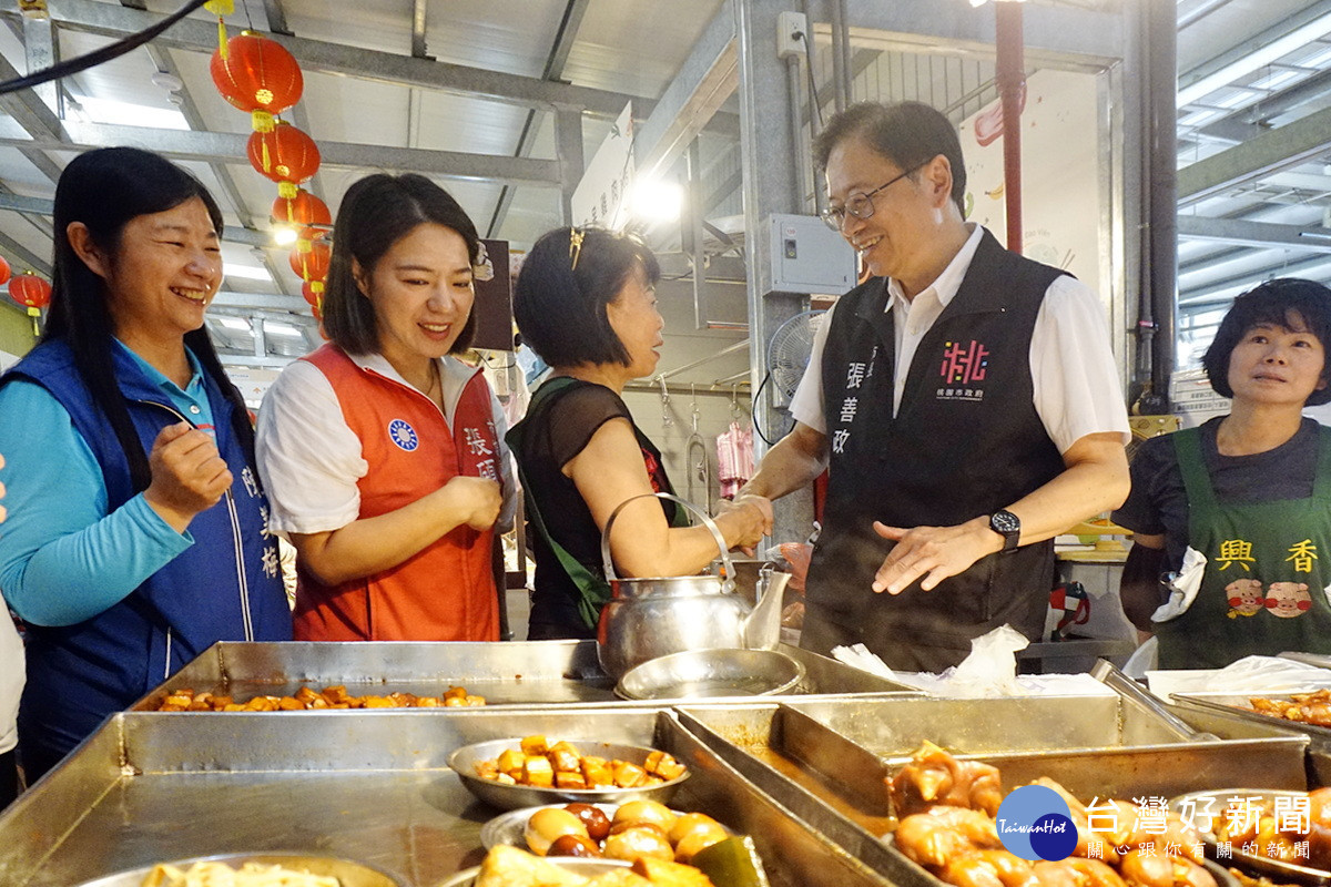 桃園市長張善政出席「桃園好市應援祭開幕日」活動與攤商們互動祝福生意興隆。