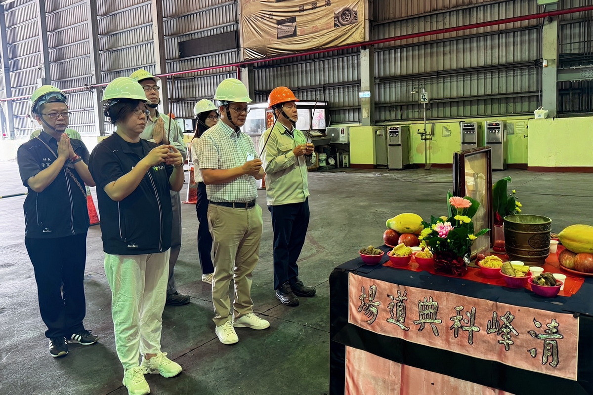 桃園市政府民政局攜手環保局,在中壢區欣榮焚化廠舉行淨爐法會,為中元紙錢集中焚燒作業做好準備。<br />