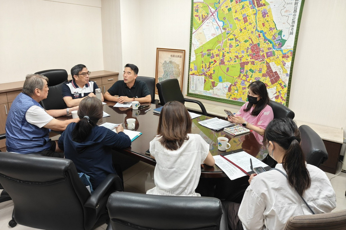 桃園市政府民政局攜手環保局召開會議,為中元紙錢集中焚燒作業做好準備。<br />