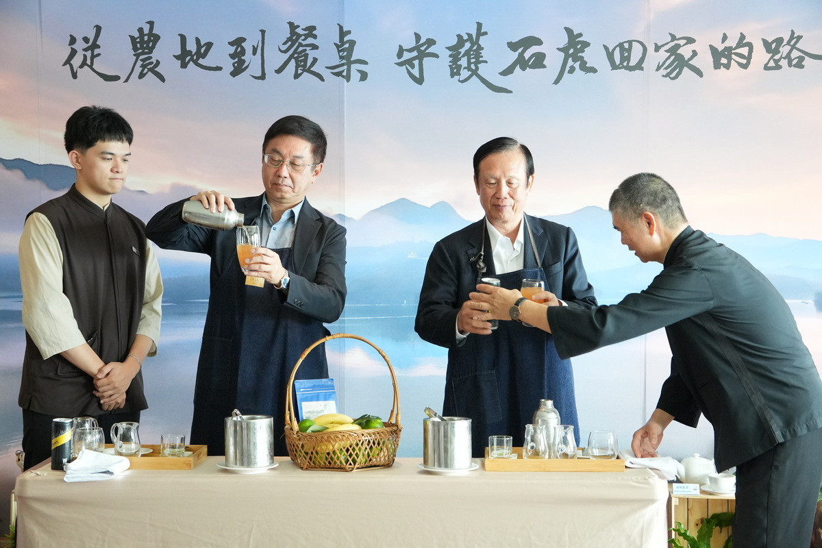 林華慶署長(左2)與賴正鎰董事長(右2)一起製作果汁。(圖/南投分署提供)
