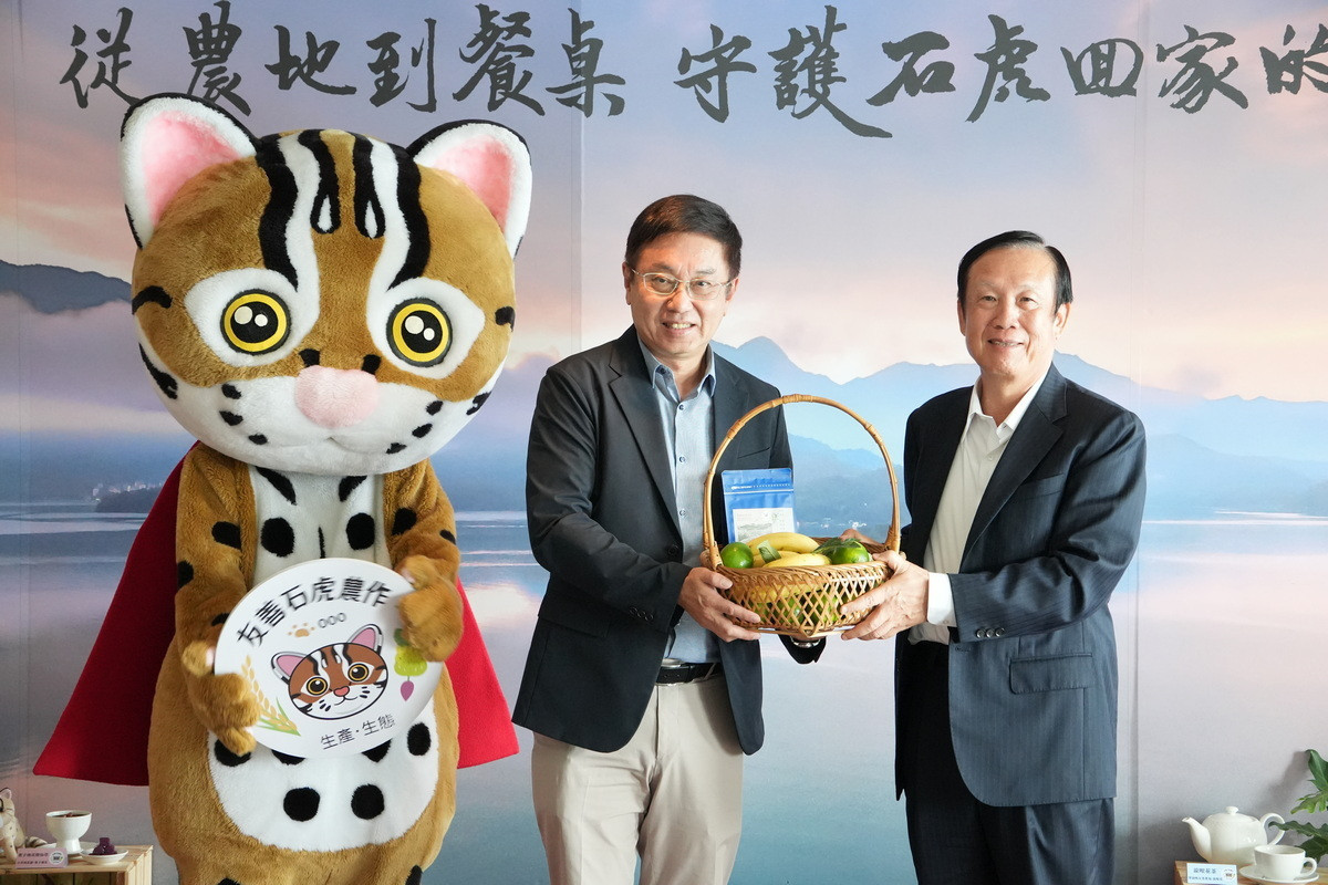 林華慶署長(左)與賴正鎰董事長(右)一起推廣友善石虎農作。(圖/南投分署提供)