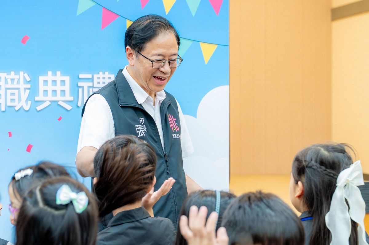 張市長與小朋友互動。