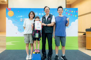 張市長頒發聘書與小朋友。