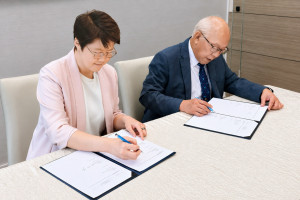 聯新國際醫療代表許詩典院長暨數位長暨新康醫療集團首席執行官陳瑋嘉女士進行簽署