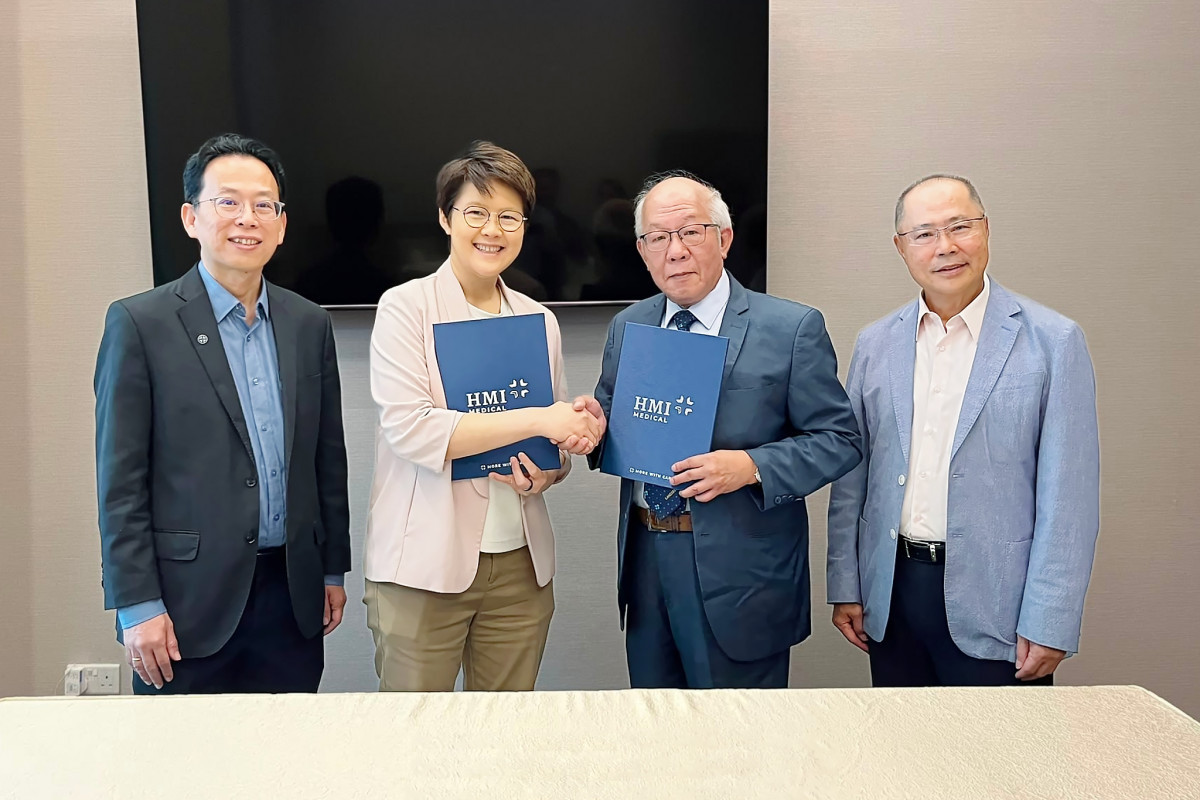 聯新國際醫療與新康醫療集團在新加坡完成智慧手術室合作備忘錄簽署。由左至右分別為HMI馬來西亞總首席執行官林湕橃、新康醫療集團首席執行官陳瑋嘉女士、聯新國際醫療代表許詩典院長暨數位長及首席醫療顧問張明永