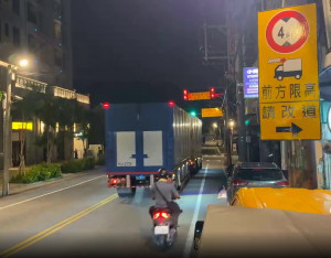 楊新路鐵道涵洞防撞再升級，交通局8/13啟用智慧限高告警系統守護用路安全。