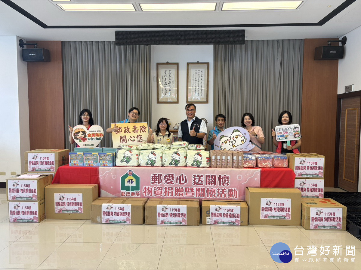南投郵局代表贈物資給予需要的家庭。(南投郵局提供)