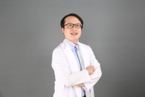 東海大學博士現任臺中榮民總醫院心臟血管中心心血管重症加護科主任鄭諭聰表示，AI醫療的價值並非取代醫師，而是成為醫師的重要協作力量。(圖/翻攝自榮總官網)