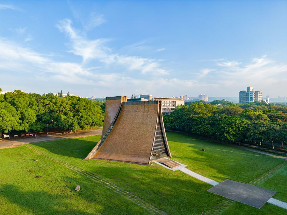 東海大學博士鄭諭聰透露,未來希望能在東海開設AI醫療相關課程,把心血管重症臨床經驗與AI醫療研究成果帶進校園,讓不同領域的學生理解人工智慧如何走進醫療現場。(圖/東海大學)