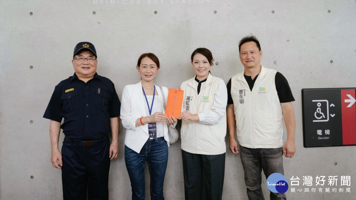 統裁部副司長許嘉倩致贈團體加菜金。