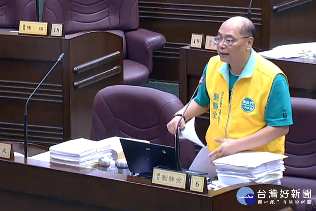 桃園市議員劉勝全於議事堂上進行質詢。<br />