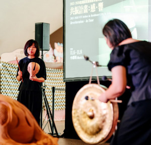 2026 NTT遇見巨人系列宣告記者會，駐館藝術家賴奇霞與擊樂家洪曉宣以木魚、鼓、鑼等聲音裝置打造沉浸式聲響演出。(圖/臺中國家歌劇院，攝影：陳建豪)