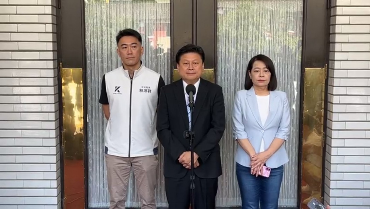 中國國民黨立法院黨團總召傅崐萁（中）、書記長林沛祥（左），與首席副書記長許宇甄（右）。（圖／翻攝自中國國民黨立法院黨團Facebook直播）