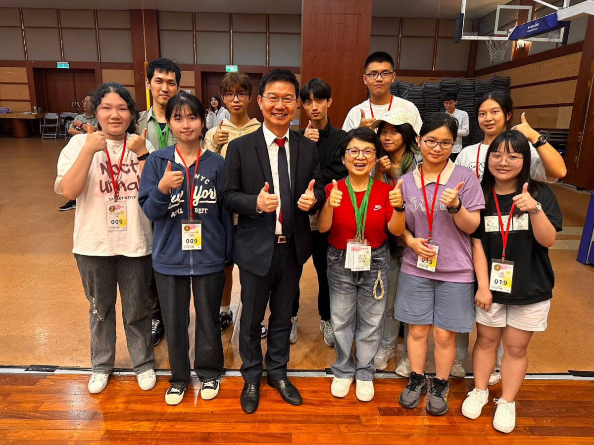個人獎語言類得主李怡蘋(前排右三),集結優秀學子們組成後聲合唱團