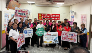 中寮法華寺彰化花壇奉天宮等捐贈婦科檢查台予中寮衛生所。（中寮衛生所提供）