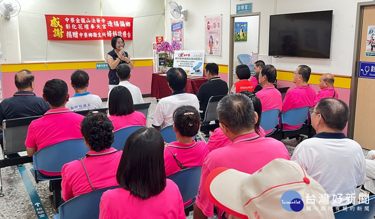 縣府駐區何主任代表許縣長感謝兩單位及師姐愛心。(中寮衛生所提供)
