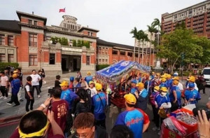 還原當時過程，高虹安在市府2樓陽台膜拜並向信眾揮手致意。（信眾提供）