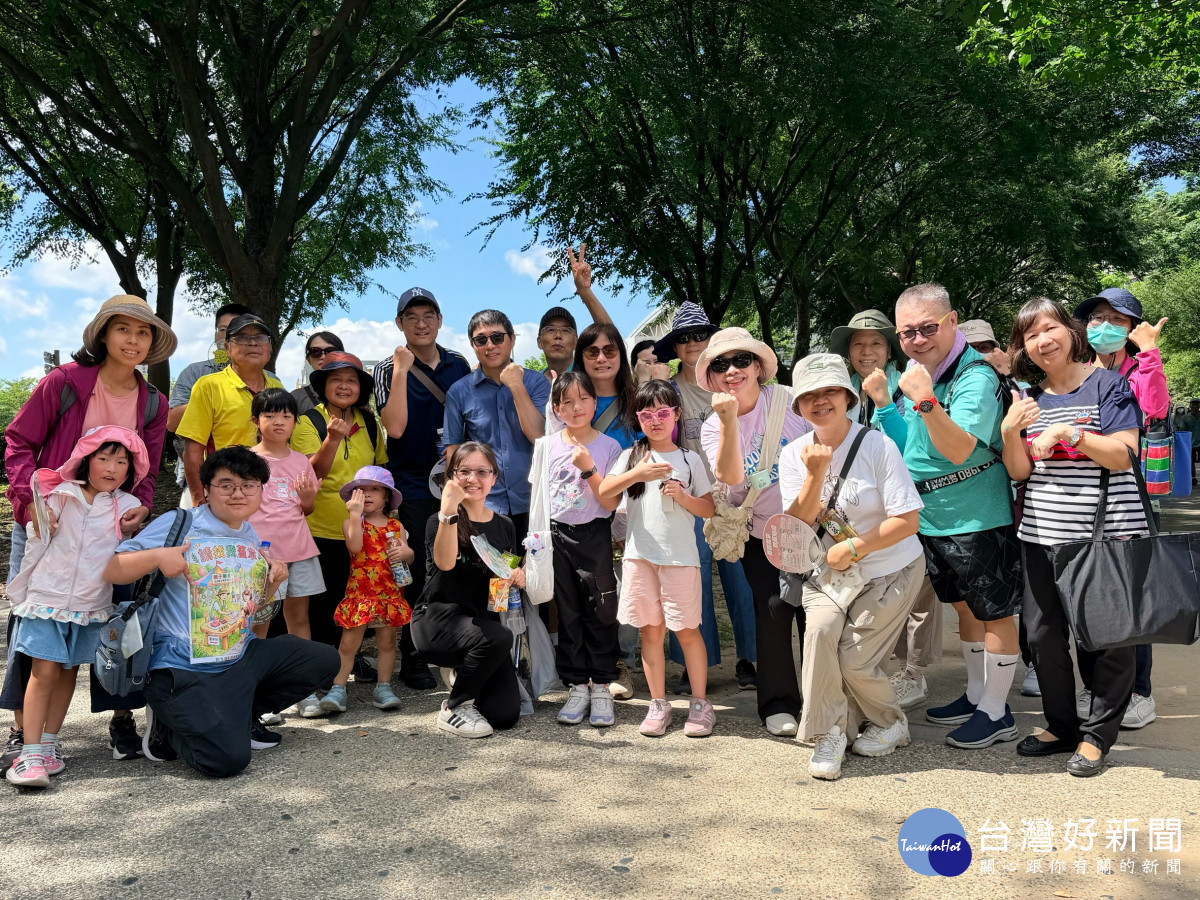 桃療為推廣ESG綠色理念辦理「115年親子日—綠色輕旅老街溪親子健走活動」，院長廖定烈、祕書黃郁然親自參與活動，與桃療同仁及家屬一同健走。 (桃療提供)