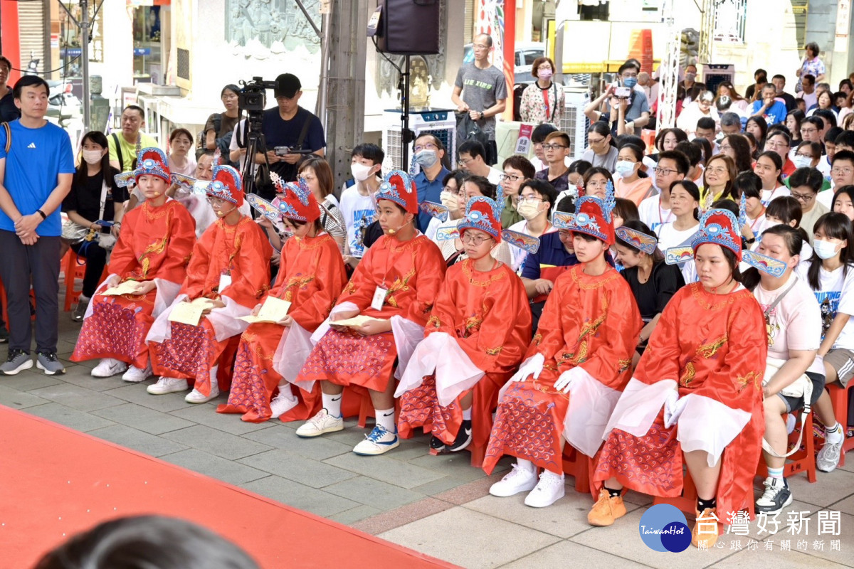 桃園大廟景福宮舉辦2026成年禮 近300位學子循古禮歡喜轉大人