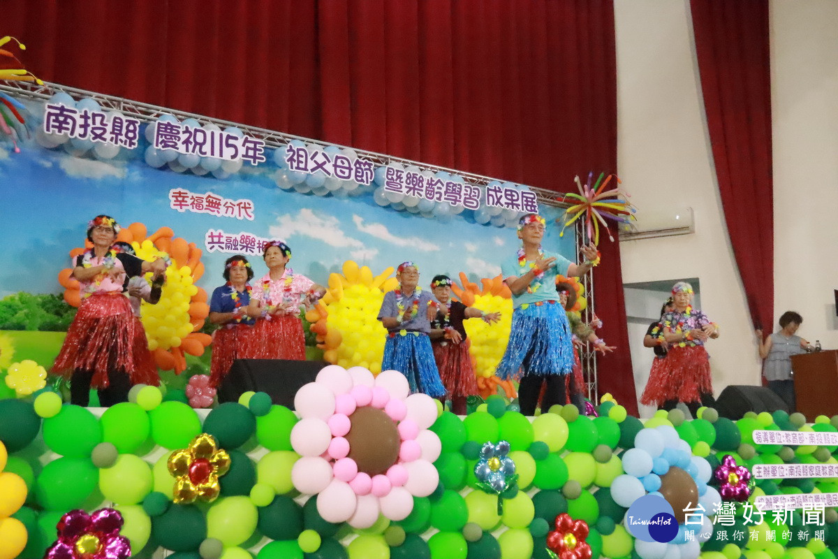 南投市樂齡中心演出阿嬤尚水寶貝尚Q,青春活力。(記者扶小萍攝)
