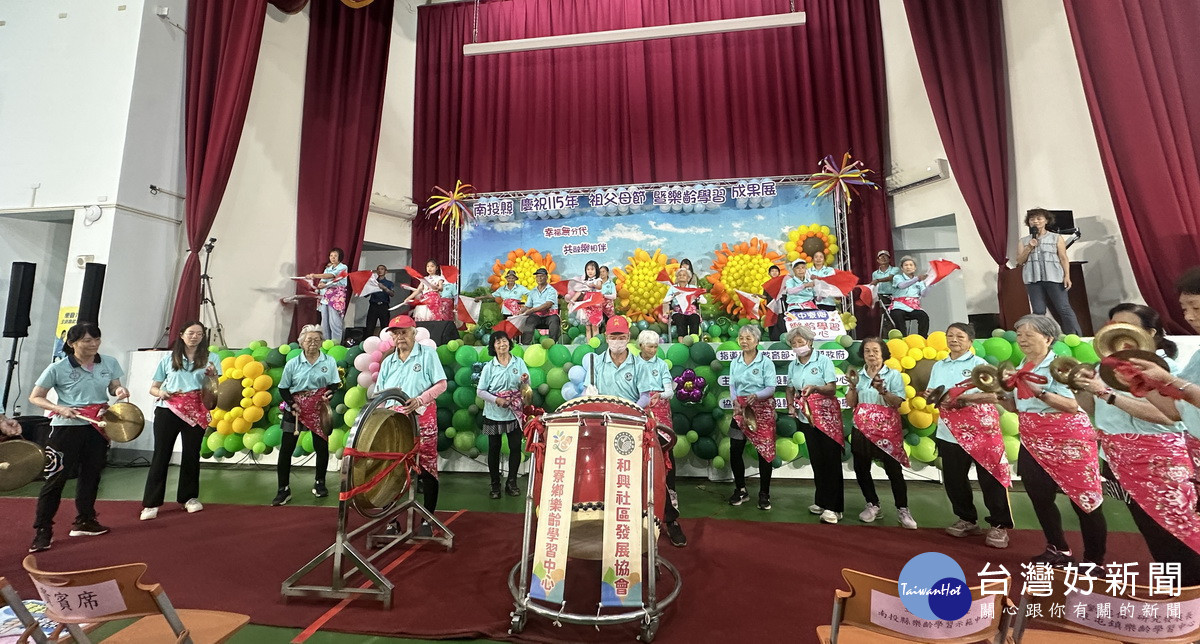 中寮鄉的鼓陣由80阿公任鼓手,90阿嬤敲鑼精彩無比。(記者扶小萍攝)