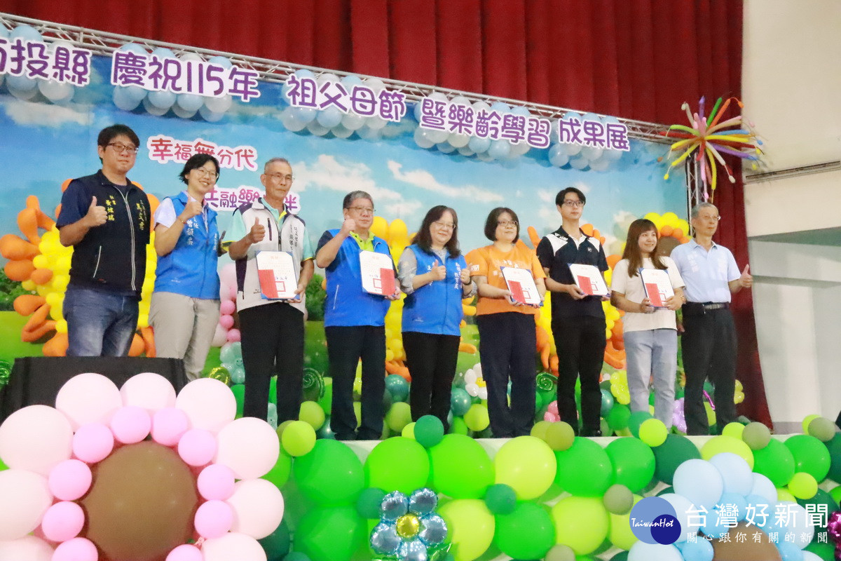 多個樂齡學習中心獲表揚。(記者扶小萍攝)