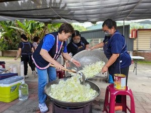 大水里區陳淑惠區主委（南投縣議員）為活動烹煮家鄉味。