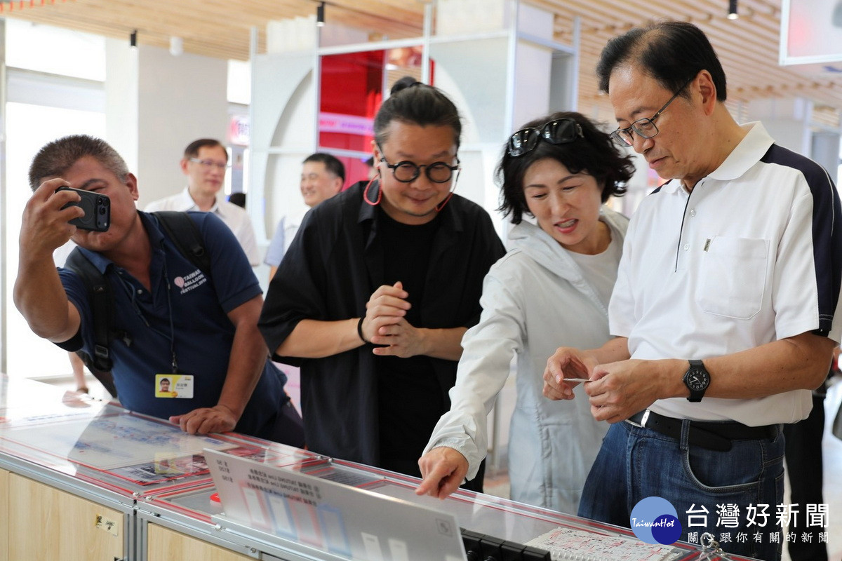 桃園市長張善政在台東縣長饒慶鈴陪同中參觀「臺東博覽會雙縣市交流活動」。<br />