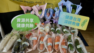「羽見健康」秀傳羽球賽熱力開打，蔬菜獎盃響應ESG超吸睛。圖／秀傳提供