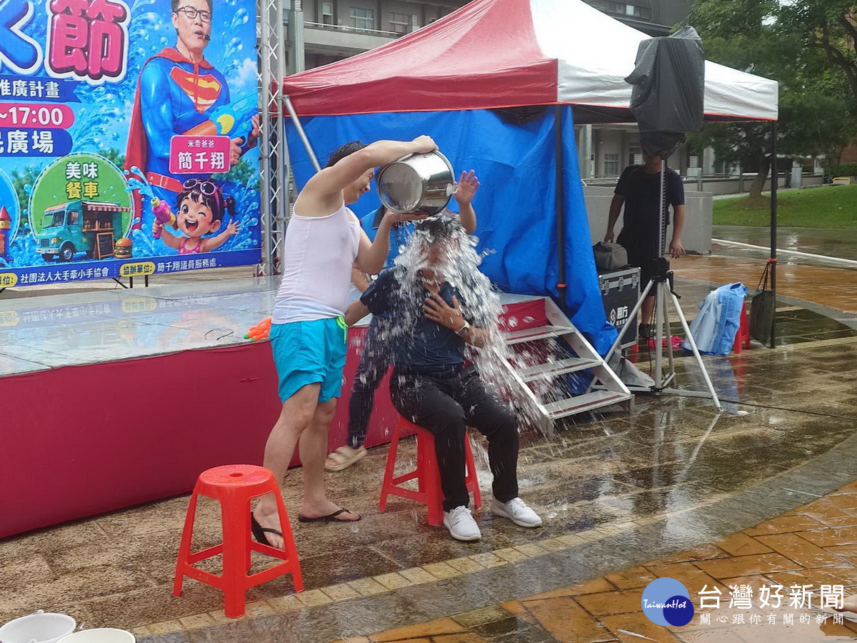 張嘉哲市長全身濕透。(簡千翔服務處提供)